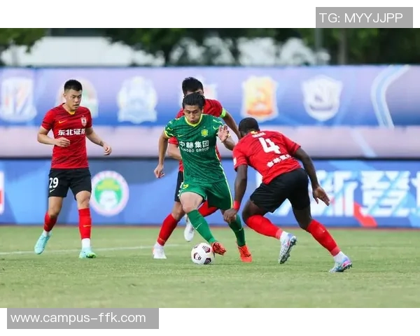 谭龙精彩助攻助力队友破门展现团队合作精神与默契配合